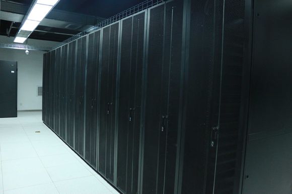 在企业级部署中，A100 GPU的内存加密是如何保护数据不被未授权访问的？