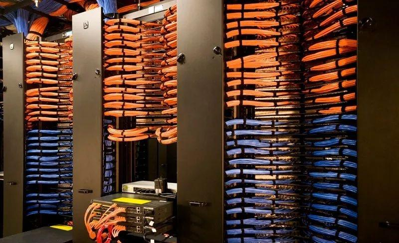 服务器托管中，物理安全具体包含哪些措施？
